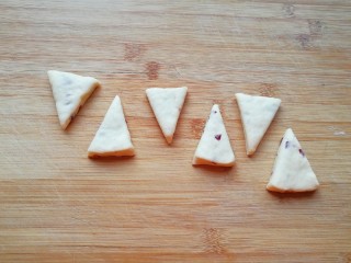 10、香蕉蔓越莓司康,将面团擀成0.8cm左右的厚度，切成三角形。