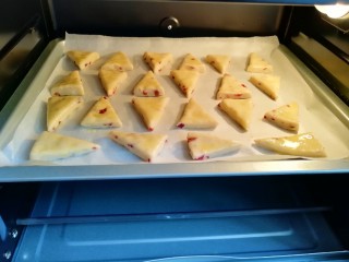 13、香蕉蔓越莓司康,送入预热好的烤箱。