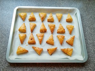 14、香蕉蔓越莓司康,上下管170度烤20分钟。