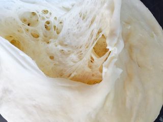 1、网红脏脏包（开酥版）,中种材料混合，手揉光滑。密封冷藏17小时。取出内部呈现蜂窝状。