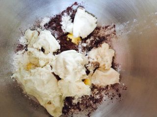 2、网红脏脏包（开酥版）,中种加入主面团材料包括黄油，揉至光滑。揉至8成筋度。不需要出手指摸。用手拉拽，以后弹性即可。这里的黄油需软化后加入。