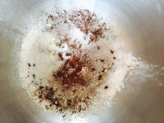 4、网红脏脏包（开酥版）,黄油片——裹入黄油软化，加入低粉，可可粉搅拌均匀。