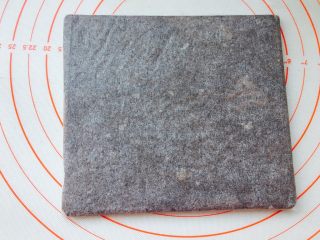 6、网红脏脏包（开酥版）,折叠油纸边缘，得到一个长方形黄油片。黄油片厚度要相等。放入冰箱冷藏20分钟。