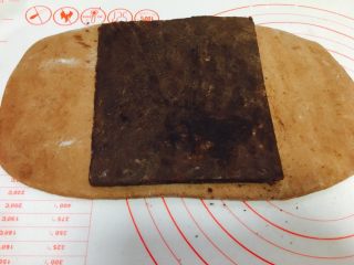 7、网红脏脏包（开酥版）,取出冷藏的主面团，擀成长方形，大小可以包裹住黄油片即可。主面团与黄油片的软性程度控制在用手可以弯曲即可。