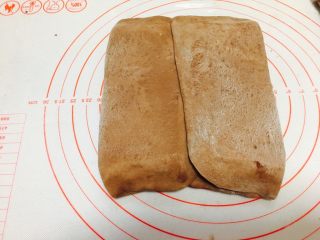 8、网红脏脏包（开酥版）,主面团包裹住黄油片，接口在中间位置。轻按借口位置，按平。捏紧边缘收口位置。