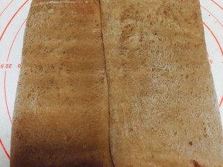 9、网红脏脏包（开酥版）,用擀面棍轻压面片，力度要一致。不可太用力，不要压断黄油。这样轻压后，会让你在擀开的过程中，轻松些。