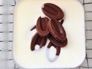 17、网红脏脏包（开酥版）,将淡奶油加热，趁热将巧克力放入淡奶油中。静置一会儿，搅拌均匀。