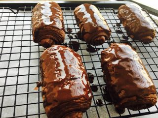 18、网红脏脏包（开酥版）,面包出炉摊凉，将淋面的巧克力甘纳许淋面表面。