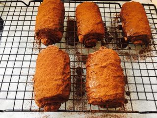 19、网红脏脏包（开酥版）,表面筛上可可粉。就可以吃了。