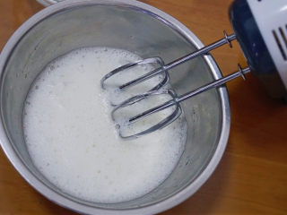 4、巨简单、超治愈的云朵蛋糕,用电动打蛋器将蛋清打至大鱼泡眼时