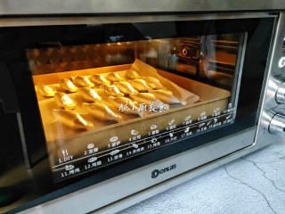 6、芒果酥,把弄好的蛋挞皮放进去烤10分钟。