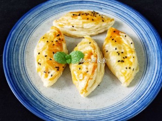 12、芒果酥,香酥可口，一口咬下去外皮酥脆，里面有芒果的香甜，特别好吃。