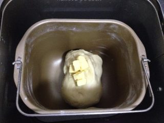 2、奶酥包,加入黄油