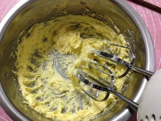 5、奶酥包,打至颜色变白，体积变大