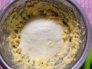 7、奶酥包,加入奶粉，切拌均匀