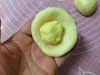 12、奶酥包,包入奶酥馅