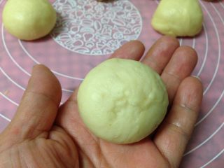 13、奶酥包,用虎口慢慢收紧口，免得烘烤时爆开
