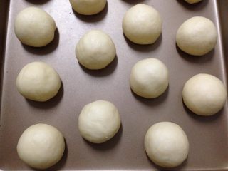 14、奶酥包,入温暖湿润处发酵至两倍大