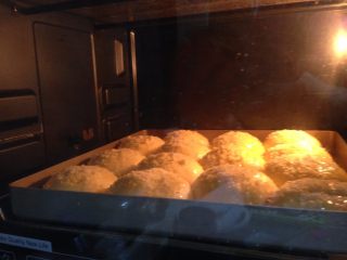 16、奶酥包,入预热好的烤箱、中层、180度、20分钟