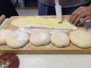 7、椰蓉吐司,小面团擀成长条型，将椰蓉酱均匀涂于一侧