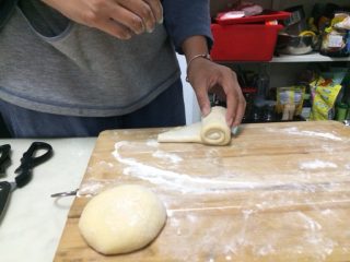 9、椰蓉吐司,将对折好的面片从上向下卷起来