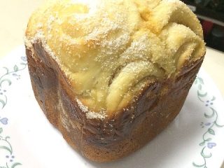 13、椰蓉吐司,烤好后取出就完成啦～可以包上保鲜膜保湿，第二天早上当早餐