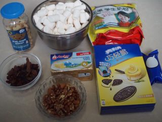 1、奥利奥雪花酥,准备好材料