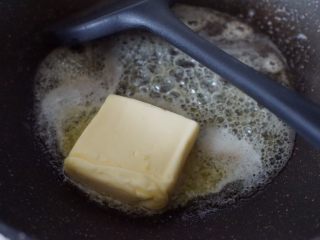 3、奥利奥雪花酥,黄油放入锅里小火融化