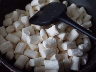 4、奥利奥雪花酥,然后放入棉花糖小火融化，用锅铲与黄油翻拌均匀