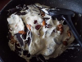 7、奥利奥雪花酥,趁热快速翻拌均匀