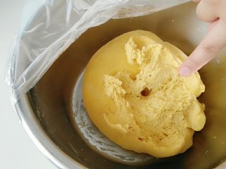 1、大风车彩色小馒头,依旧是检验面团是否发酵好，这是做好馒头的第一步，也是非常关键的一步，手指戳一个洞，洞口不回缩，及，撕开面团，有明显蜂窝状结构，即可。