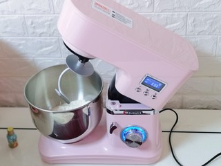 3、吃一次就会爱上它的美～可可酸奶面包,将厨师机链接电源准备开始和面。