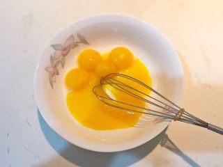 3、酸奶蛋糕,把蛋黄打散