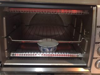 27、酸奶蛋糕,烤箱140W预热10分钟，在烤箱底部放一碗热水