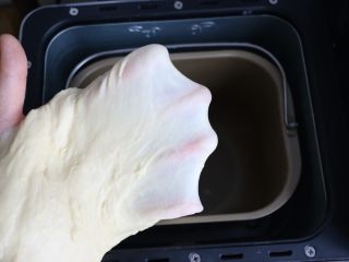 3、汉堡,两个揉面程序后，就可以很容易的拉出不易破的薄膜。