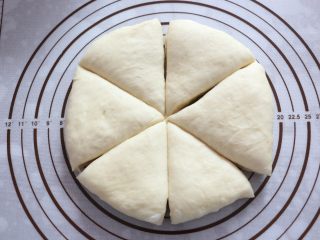 7、汉堡,将面团等分成6份。