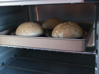 11、汉堡,烤箱提前预热，上下火180度，16分钟左右，上色满意即可。