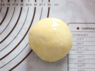 9、汉堡,再次将面团揉圆，表面刷一层鸡蛋液。