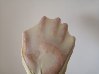 4、椰蓉吐司,黄油融入面团后，转6揉到面团拉出结实的薄膜