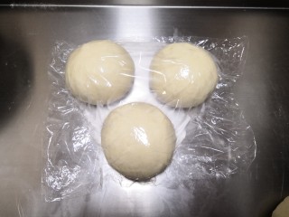 8、椰蓉吐司,将面团排气后分成3份，滚圆后盖上保鲜膜醒发20分钟。