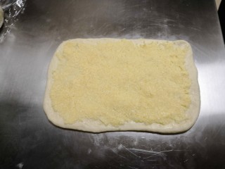 9、椰蓉吐司,取一个面团擀成长方形，抹上一层椰蓉馅。