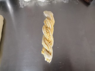 12、椰蓉吐司,交叉拧起来。