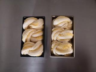 14、椰蓉吐司,收口朝下放入吐司盒，将吐司放入温度32，湿度75的环境上发到九分满。