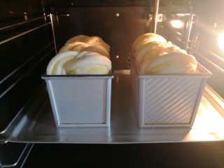 15、椰蓉吐司,预热烤箱，上火165度，下火190度，烤30分钟 ，烤制中的吐司。