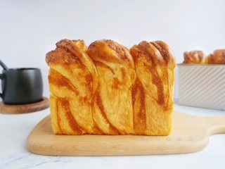 16、椰蓉吐司,出炉脱膜冷却。