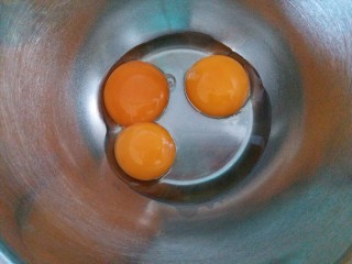 1、圣诞杯子蛋糕,.蛋清蛋黄分离,分别装在干净的容器内。蛋黄加葵花籽油