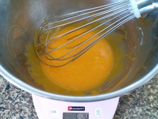 2、圣诞杯子蛋糕,搅拌均匀