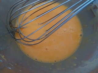 3、圣诞杯子蛋糕,加入牛奶搅拌均匀。