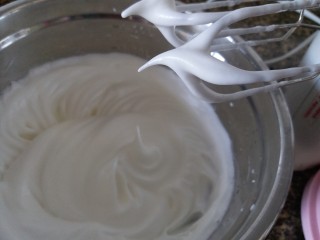 6、圣诞杯子蛋糕,蛋清内滴几滴柠檬汁,白砂糖分三次加入到蛋清内打发,一直打到硬性发泡。这个时候开始预170度预热烤箱