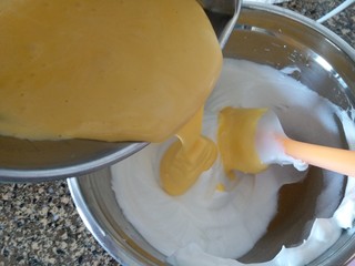 8、圣诞杯子蛋糕,再倒入余下的蛋白霜内,拌均匀。